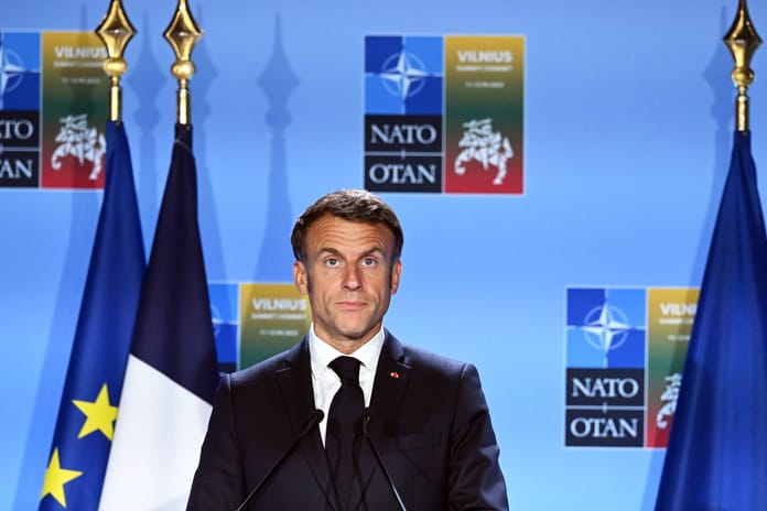 Macron, NATO üyeleri arasında ticaret savaşı yapmanın "saçmalık" olduğunu söyledi