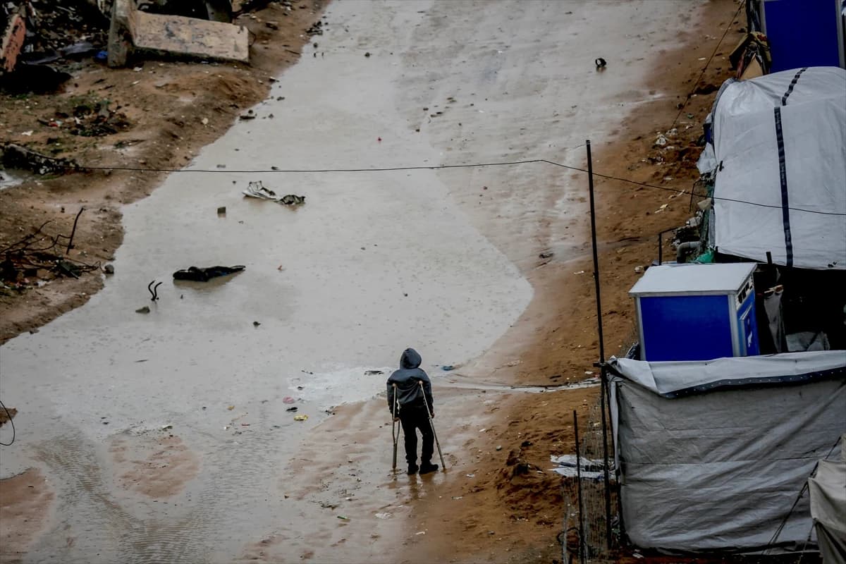 Enkazlar arasında hayatta kalmaya çalışan Gazze’yi bir kez daha fırtına vurdu