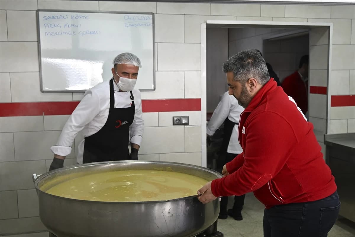 Türk Kızılay’dan Ramazan bereketi: 81 ilde günlük 60 bin kişiye sıcak yemek ulaştırılıyor