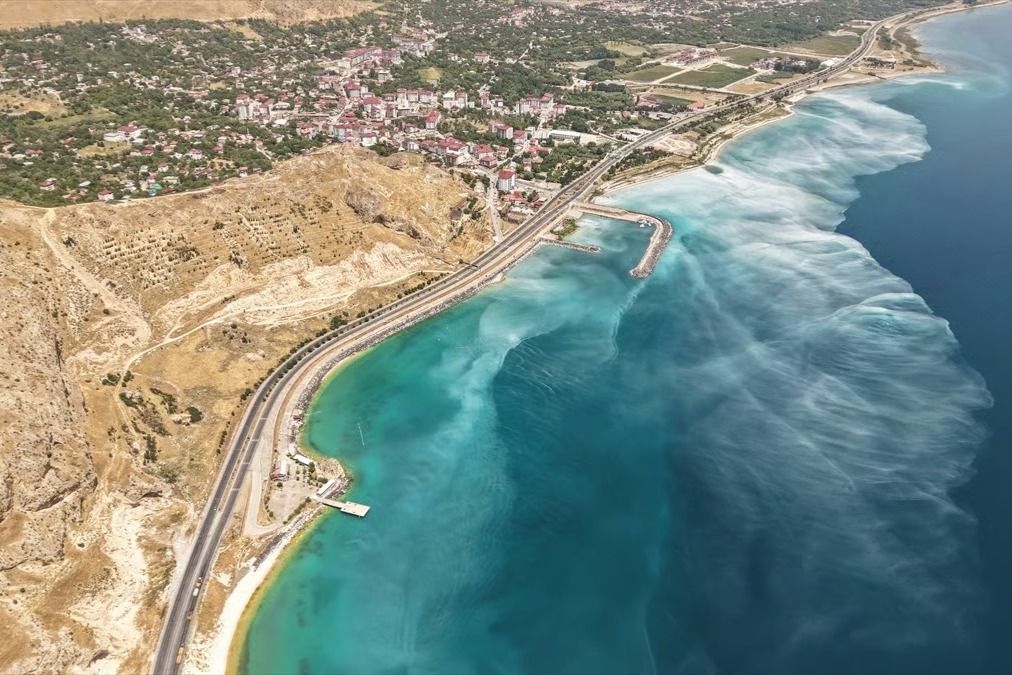 Van Gölü üzerinden oluşan desenler görenleri şaşırttı