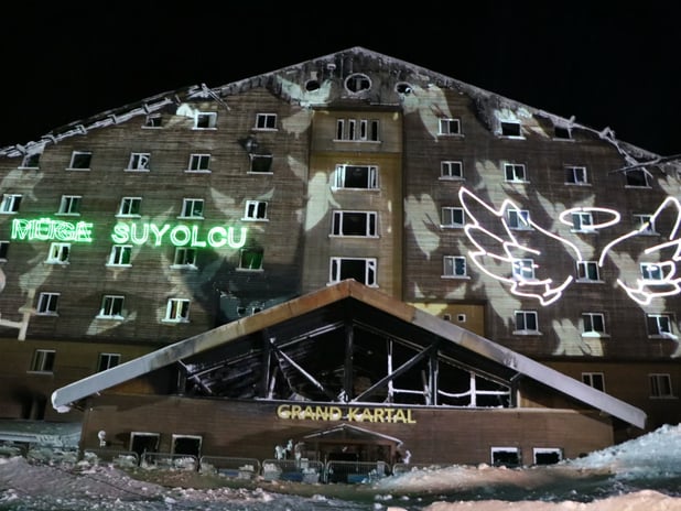 Grand Kartal Otel yangınında hayatını kaybedenler dondurucu soğukta anıldı