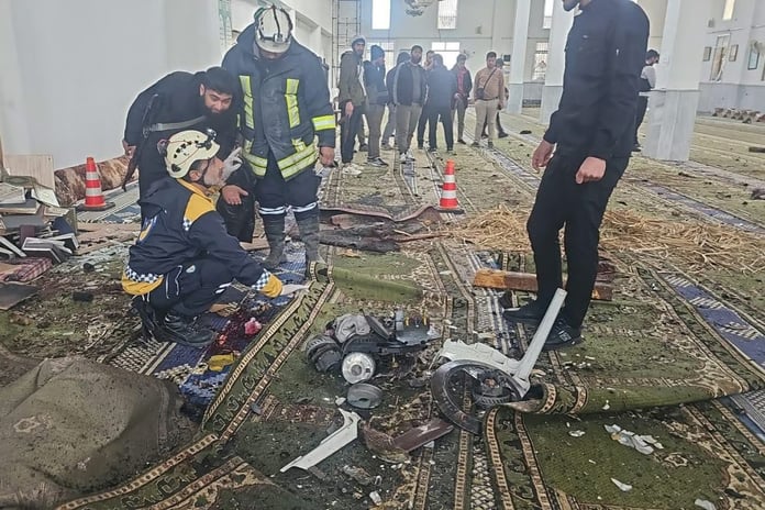 Humus'ta Cuma namazı sırasında camiye bombalı saldırı düzenlendi
