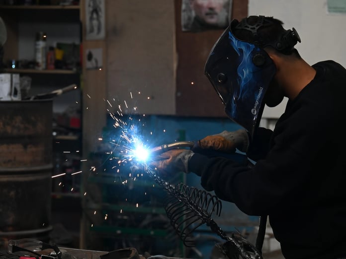 Türk balıkçılığından ilham alan genç sanatçı metal heykellere yöneldi