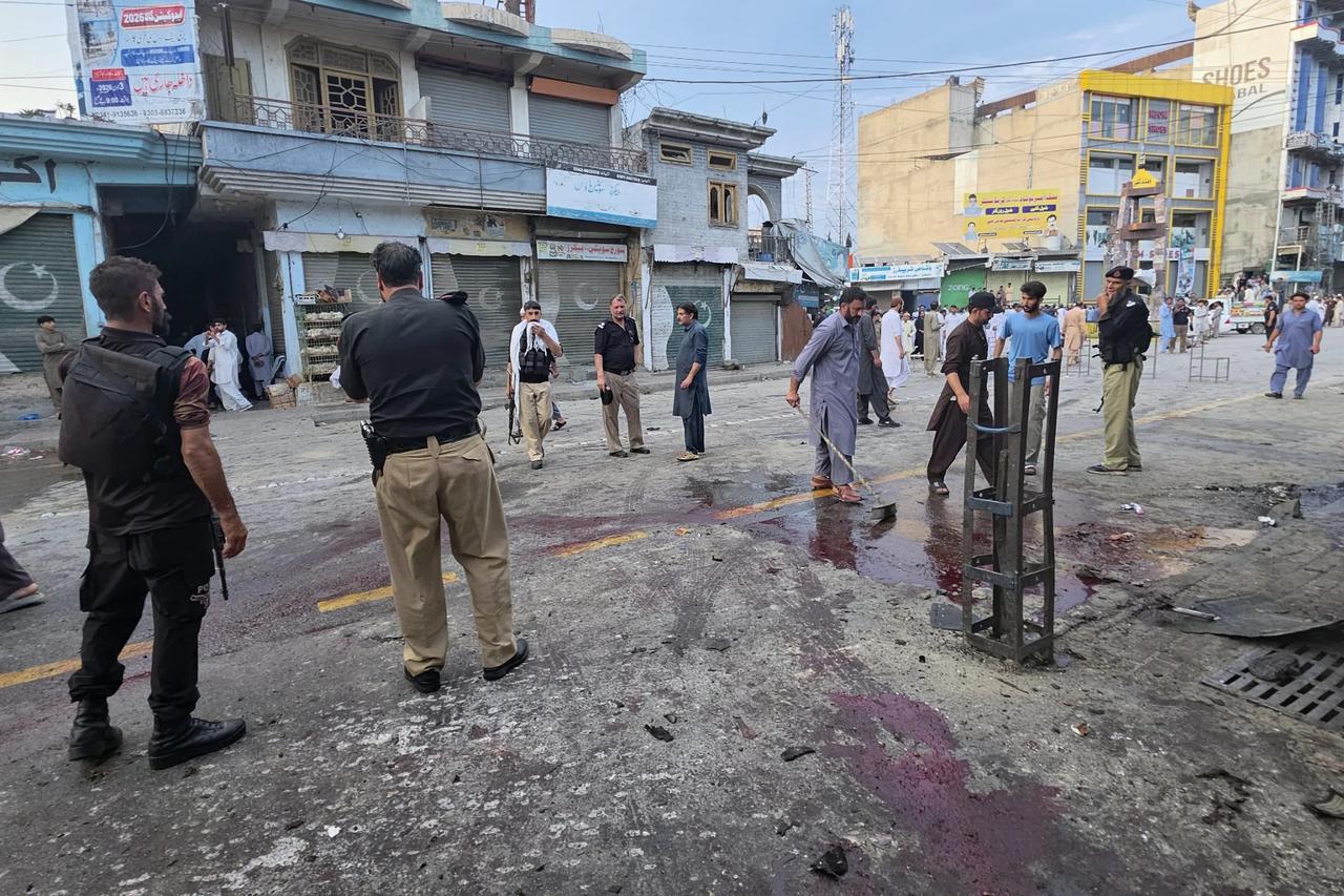 Pakistan'da polis karakolu önünde intihar saldırısı: 14 ölü