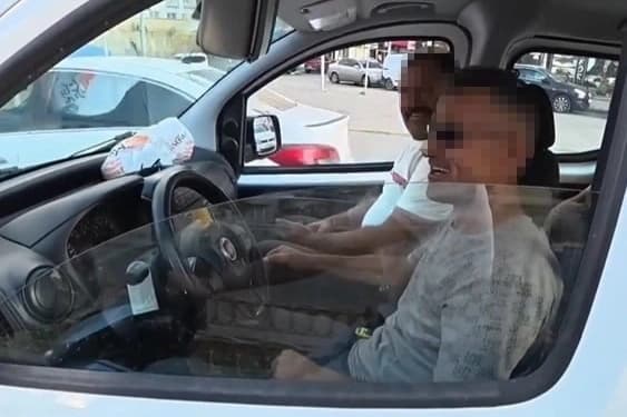 Sürücüler arasındaki tartışma bu kez tebessümle sona erdi
