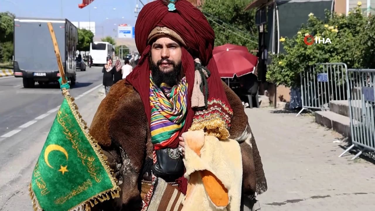 Malazgirt Zaferi'nin yıl dönümünde Selçuklu kıyafetiyle Ahlat'a geldi