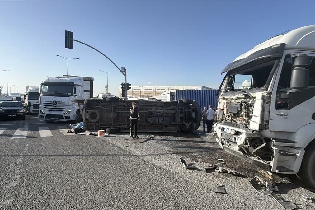 Kocaeli'de işçi servisi tırla çarpıştı: 1 ölü, 7 yaralı