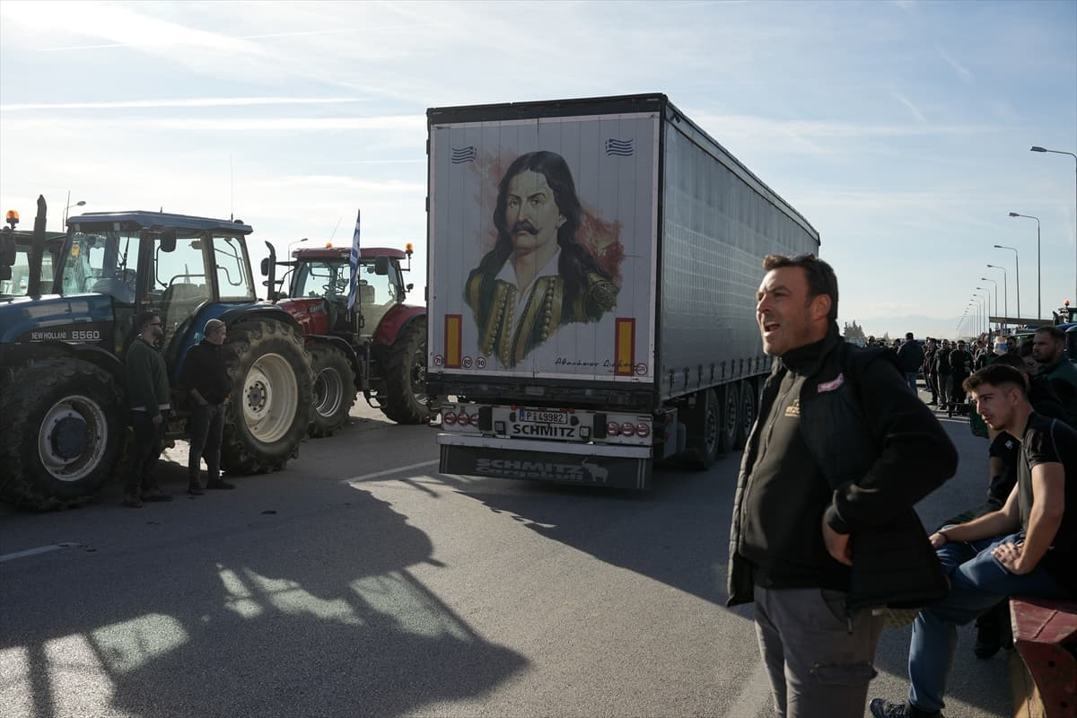 Yunanistan'da çiftçiler Atina-Selanik yolunu trafiğe kapattı