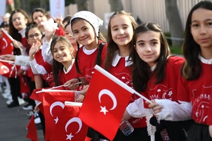 Okullarda ikinci dönem Bayrak Sevgisi temasıyla başlıyor