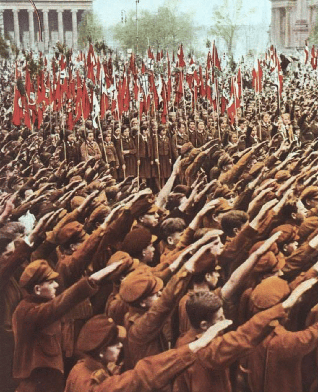 Berlin'de Lustgarten'de düzenlenen bir mitingde Nazi selamını gerçekleştiren Hitler Gençliği üyeleri, 1933