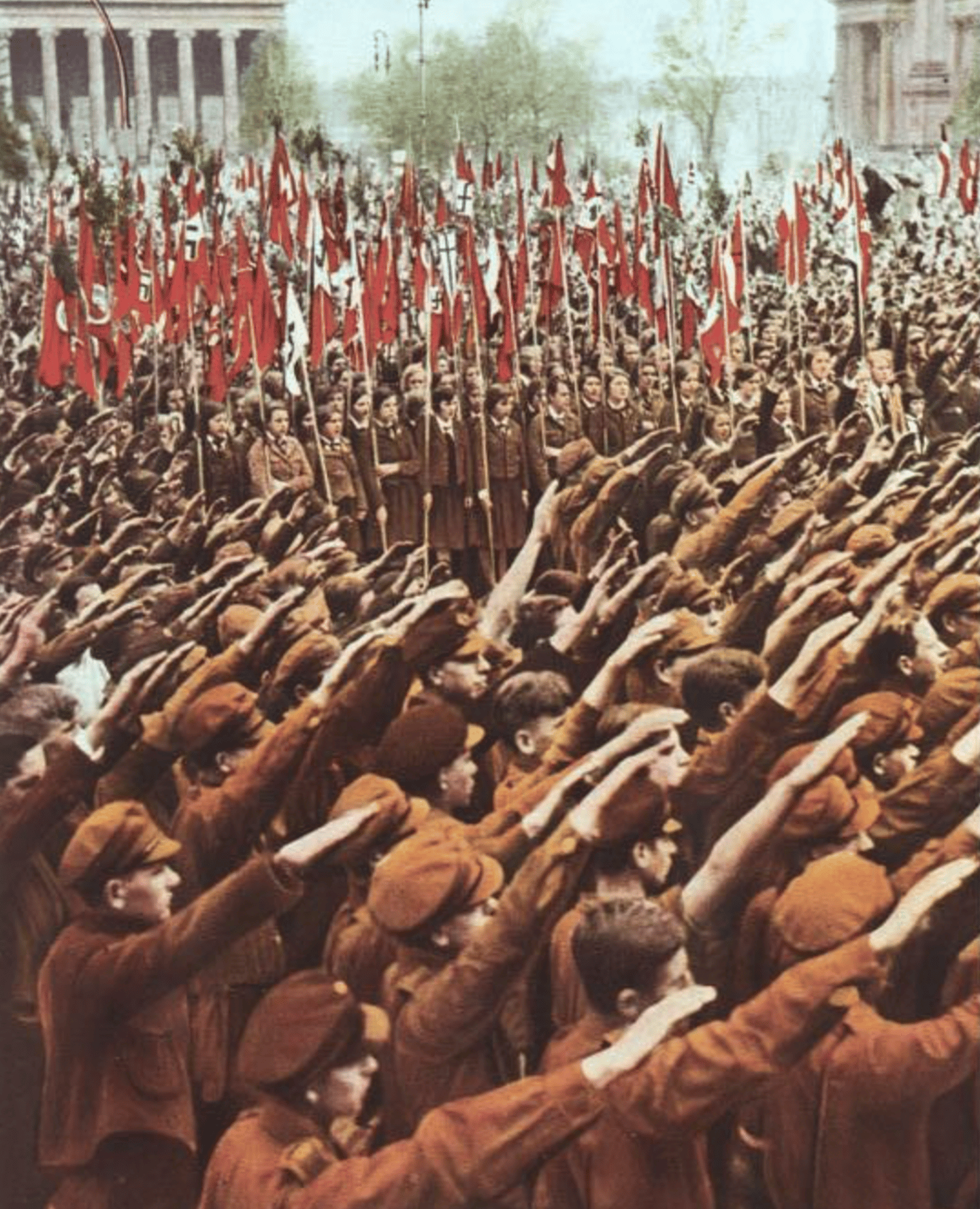 Berlin'de Lustgarten'de düzenlenen bir mitingde Nazi selamını gerçekleştiren Hitler Gençliği üyeleri, 1933