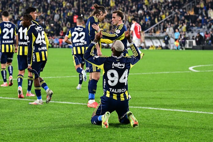 Fenerbahçe ilk yarıda farkı açtı