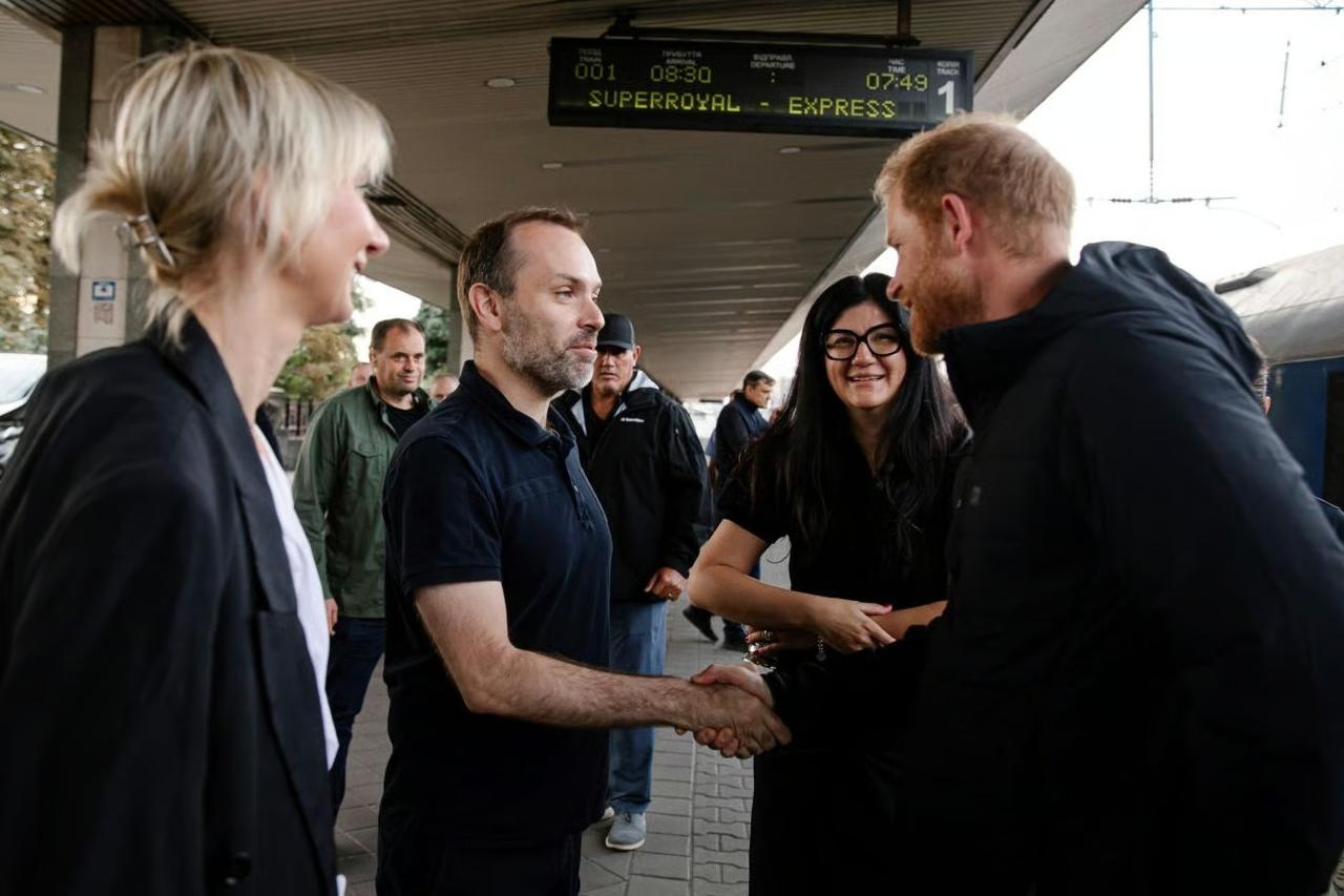 Prens Harry Kiev’de yaralı Ukraynalı askerleri ziyaret etti