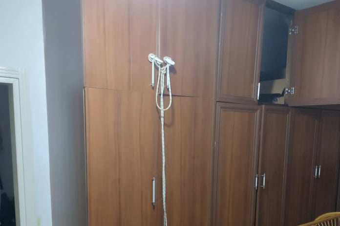 İki çocuğunu geride bıraktı: Dolapta asılı halde bulundu