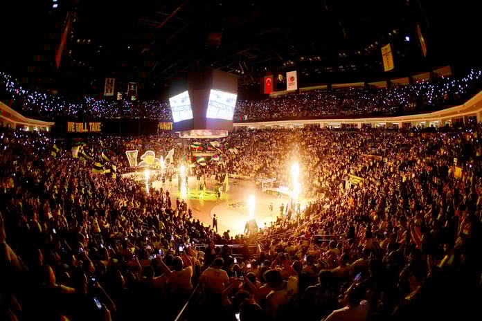 Fenerbahçe finale bir adım daha yaklaştı, Efes seriyi eşitledi