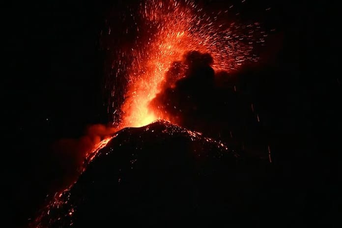 Endonezya'daki Semeru Yanardağı'nda alarm seviyesi en yükseğe çıkarıldı