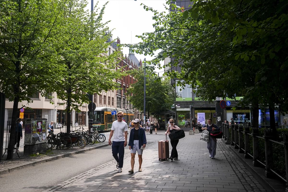Helsinki Katedrali ihtişamlı görünümüyle turistlerin odağında