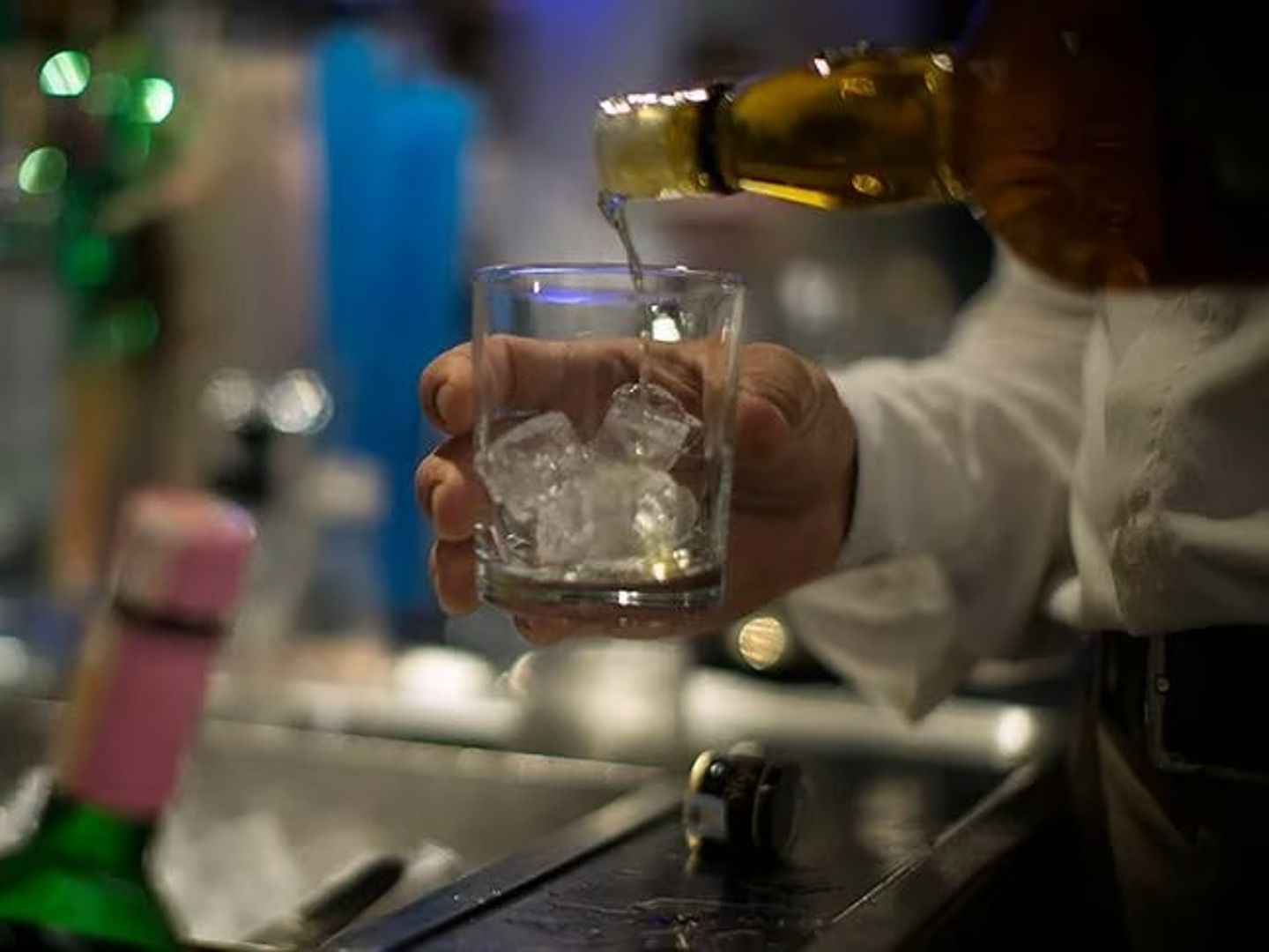 Alkol sektöründe 'görünmezlik' dönemi: Logodan isme kadar her şey yasaklanıyor