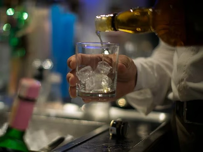 Alkol sektöründe 'görünmezlik' dönemi: Logodan isme kadar her şey yasaklanıyor