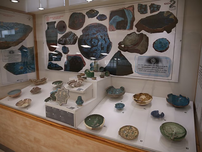 Ani kazılarında bulunan sırlı seramikler sergilendi