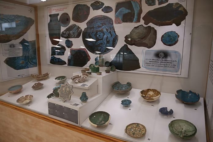 Ani kazılarında bulunan sırlı seramikler sergilendi