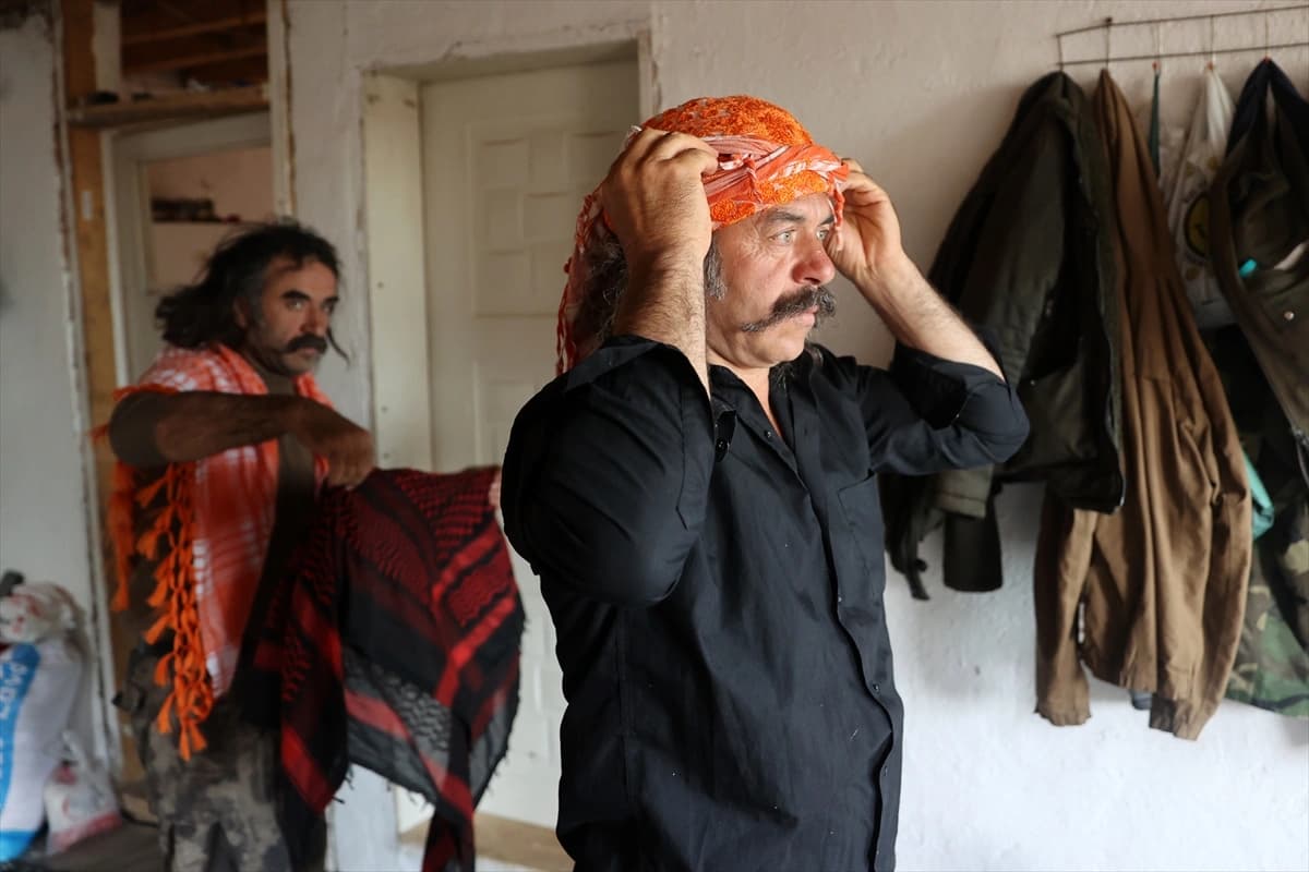 Kıyafetleri Yörük kültürünün izlerini taşıyor