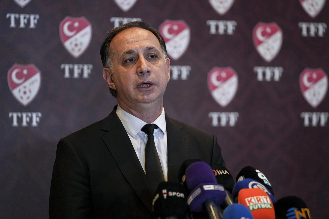 Türk futbolunda yeni dönem başlıyor, MHK Başkanı açıkladı: Hakemlere yaka kamerası, VAR kayıtları ve 8 saniye kuralı