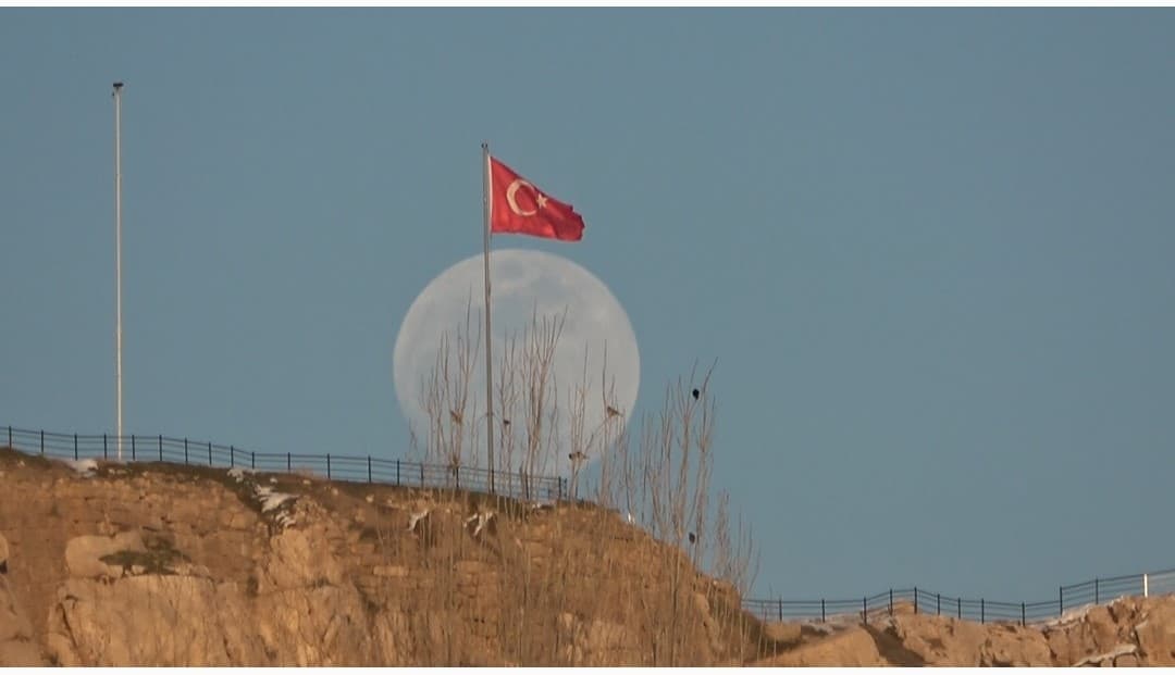 Van Kalesi’nde dolunay şöleni: Tarih ile birleşti