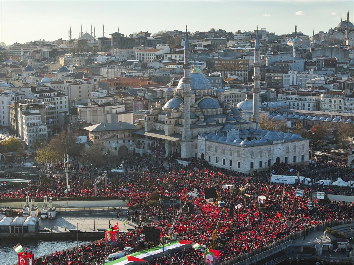 Galata Kulesi’nden tarihi kareler: İstanbul kırmızı-beyaza büründü