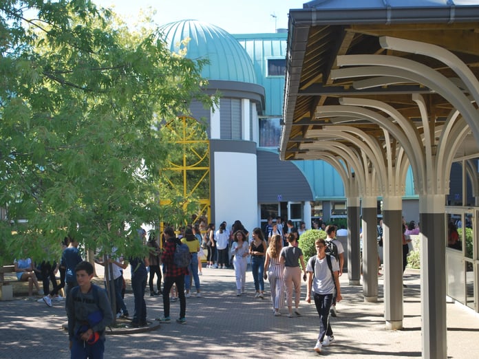 Fransa'daki bir lisede bıçaklı saldırı düzenlendi