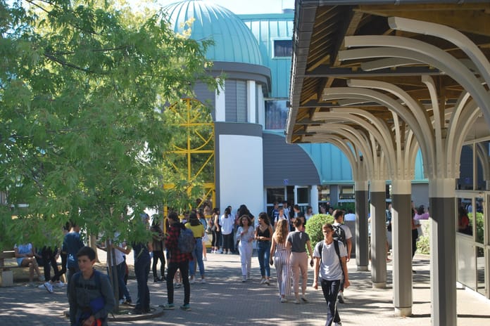 Fransa'daki bir lisede bıçaklı saldırı düzenlendi