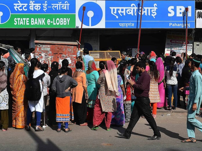 Hesaptaki parayı çekemeyince kardeşini mezardan çıkarıp bankaya taşıdı