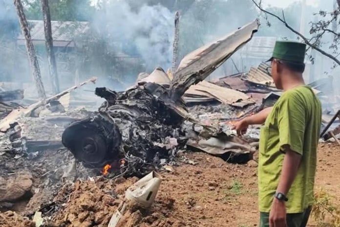 Myanmar’da isyancılar JF-17 savaş uçağını düşürdü