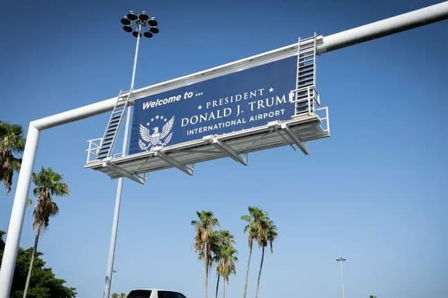 Trump adının verildiği havalimanına iniş yaptı