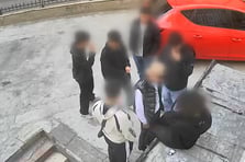 Yol kenarında oturan kişiyi gasp eden şahıs ev hapsi cezası aldı