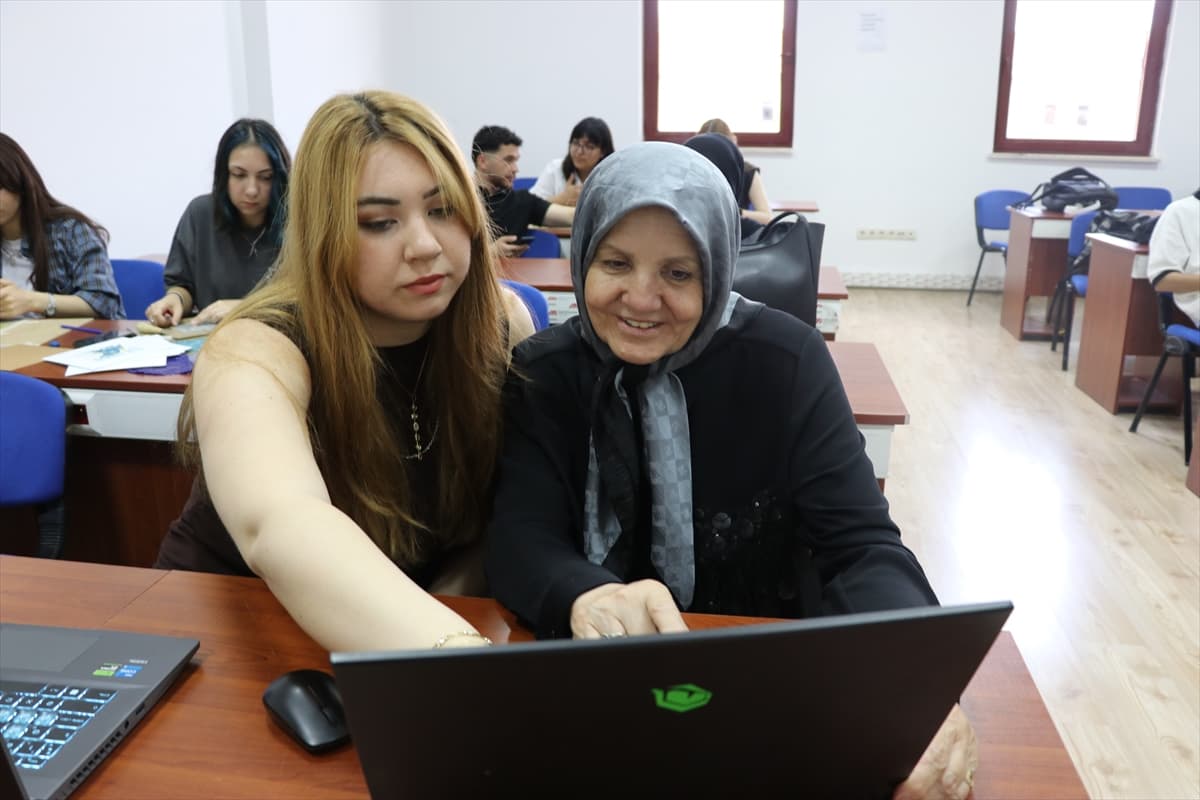 Sınıf arkadaşlarının "Selma teyzesi" meslek yüksekokulunu bitirdi