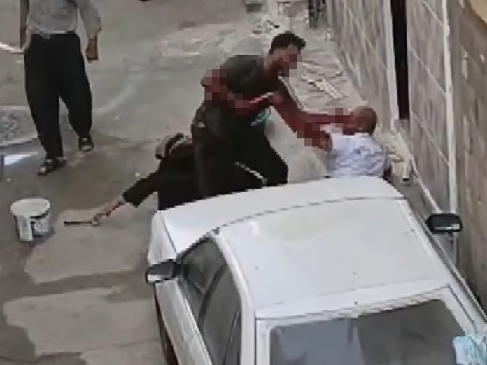 Vahşet anları görüntülendi: Annesini tekmeledi, ağabeyini defalarca bıçakladı 