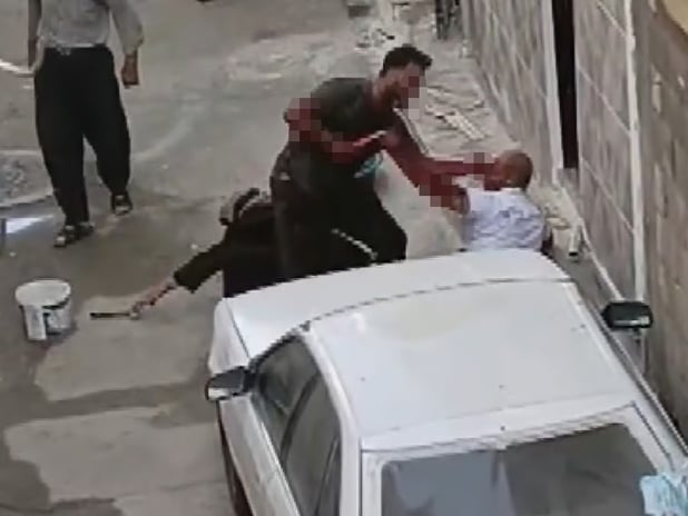 Vahşet anları görüntülendi: Annesini tekmeledi, ağabeyini defalarca bıçakladı 