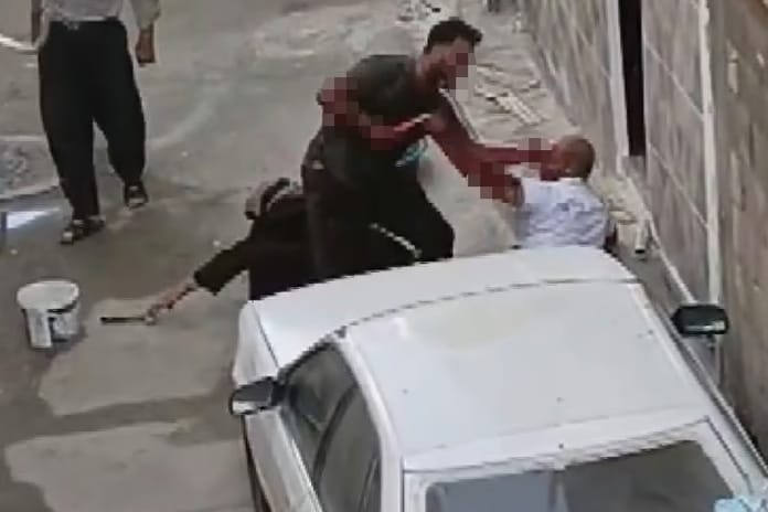 Vahşet anları görüntülendi: Annesini tekmeledi, ağabeyini defalarca bıçakladı 