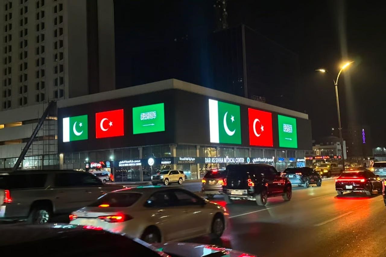 Suudi Arabistan sokaklarında Türk Bayrakları