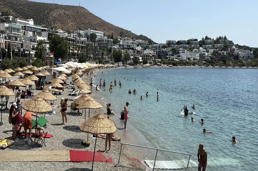 Bodrum'da hava sıcaklığı 40 dereceyi aştı, sahiller doldu