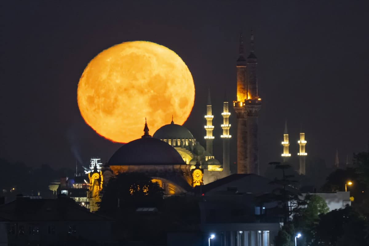 İstanbul semalarında görsel şölen: Dolunay tarihi camilerle aynı karede!
