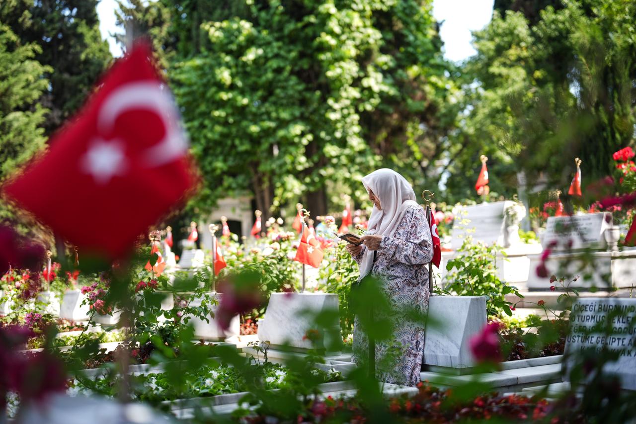 Bayramın birinci gününde şehit yakınları Edirnekapı Şehitliği'ne gitti