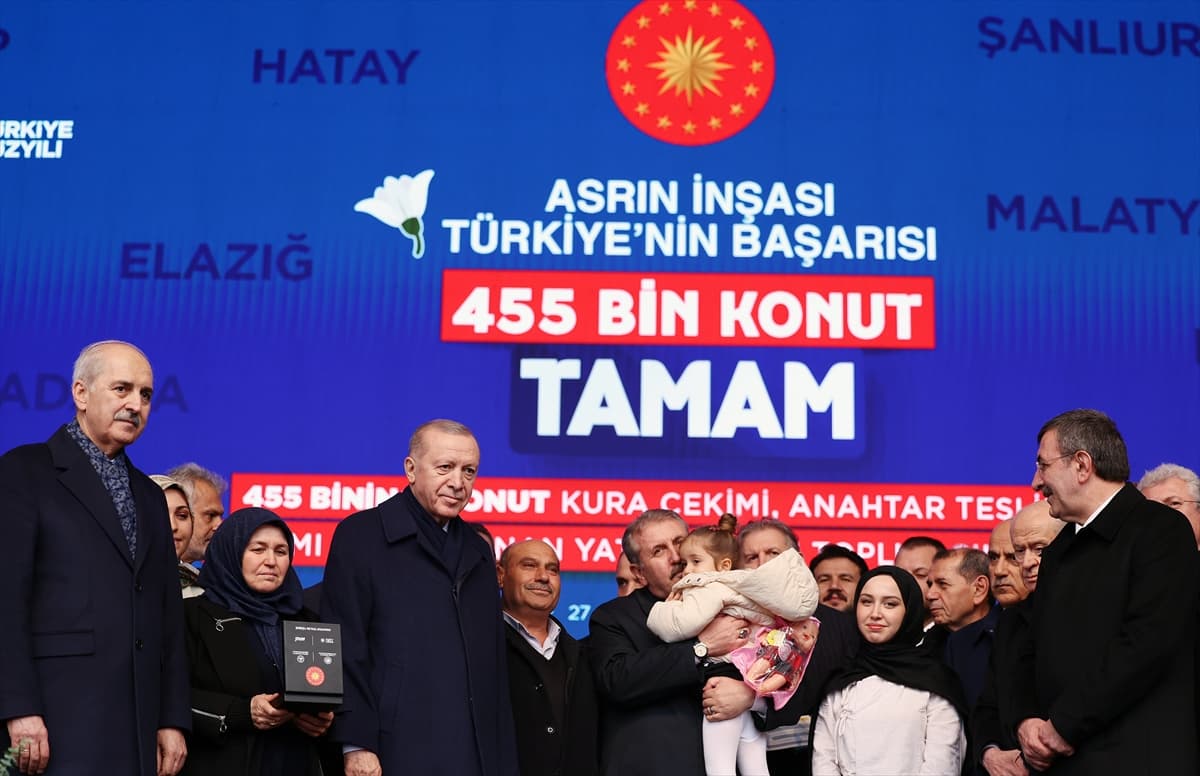 Afetzede aileler yeni yuvalarına kavuştu