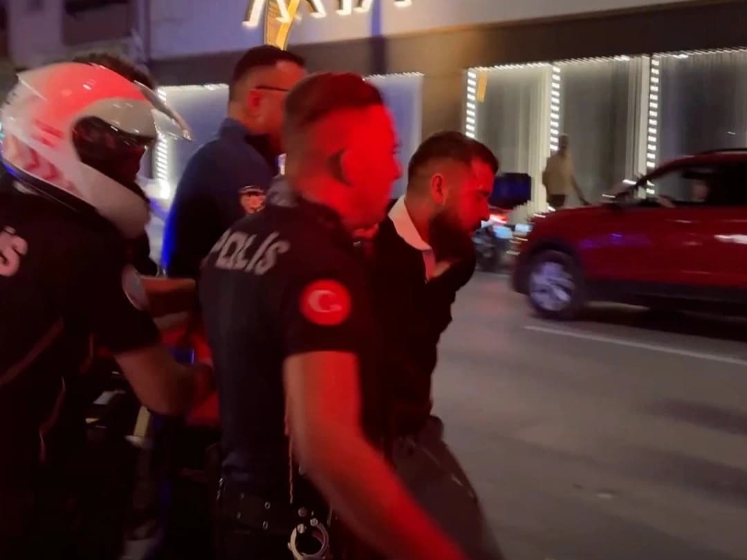 Gözaltına alınırken biri direndi, diğeri oynadı