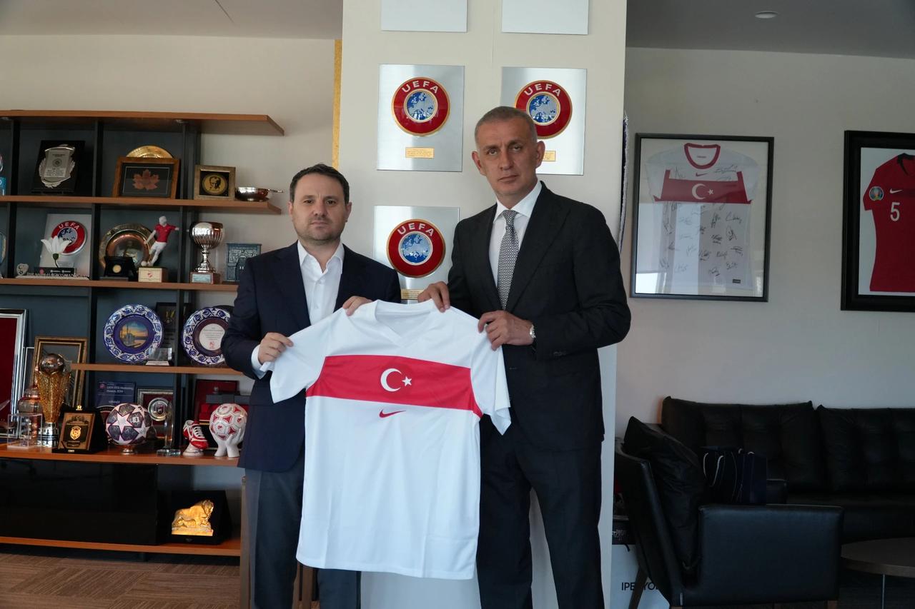 Adalet Bakanı'na 'ahlak çöküntüsü' çağrısı