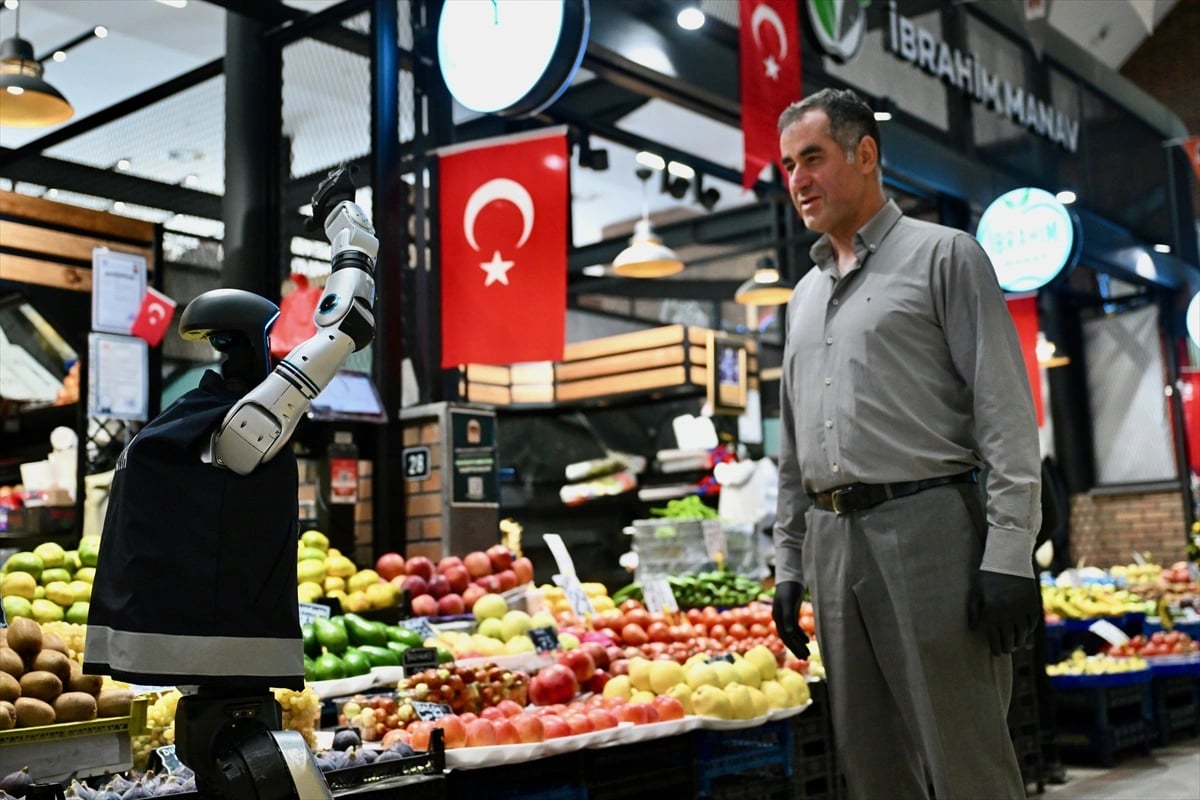 İnsansı robot MEGA, zabıta ekipleriyle denetimde