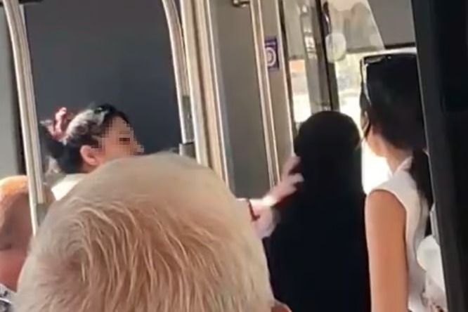 Çarşaf giydiği için saldırıya uğradı