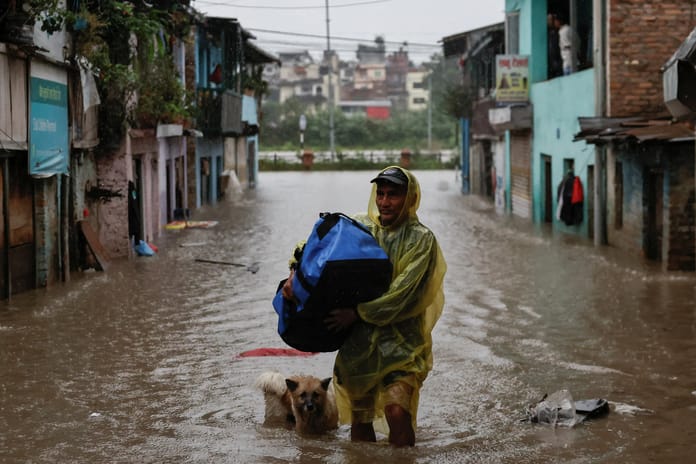 Hindistan’ın doğusunu vuran aşırı yağışlar büyük yıkıma yol açtı