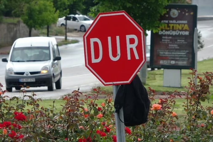 Gereksiz uyarı levhaları söküldü: Yollarda yeni dönem 